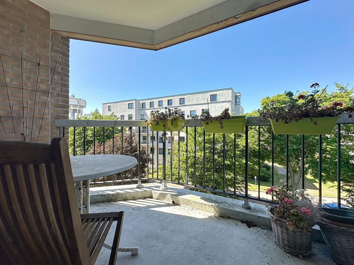 Agréable appartement T4 de 98 m2 3 ch balcon proximité tram et au calme garage b