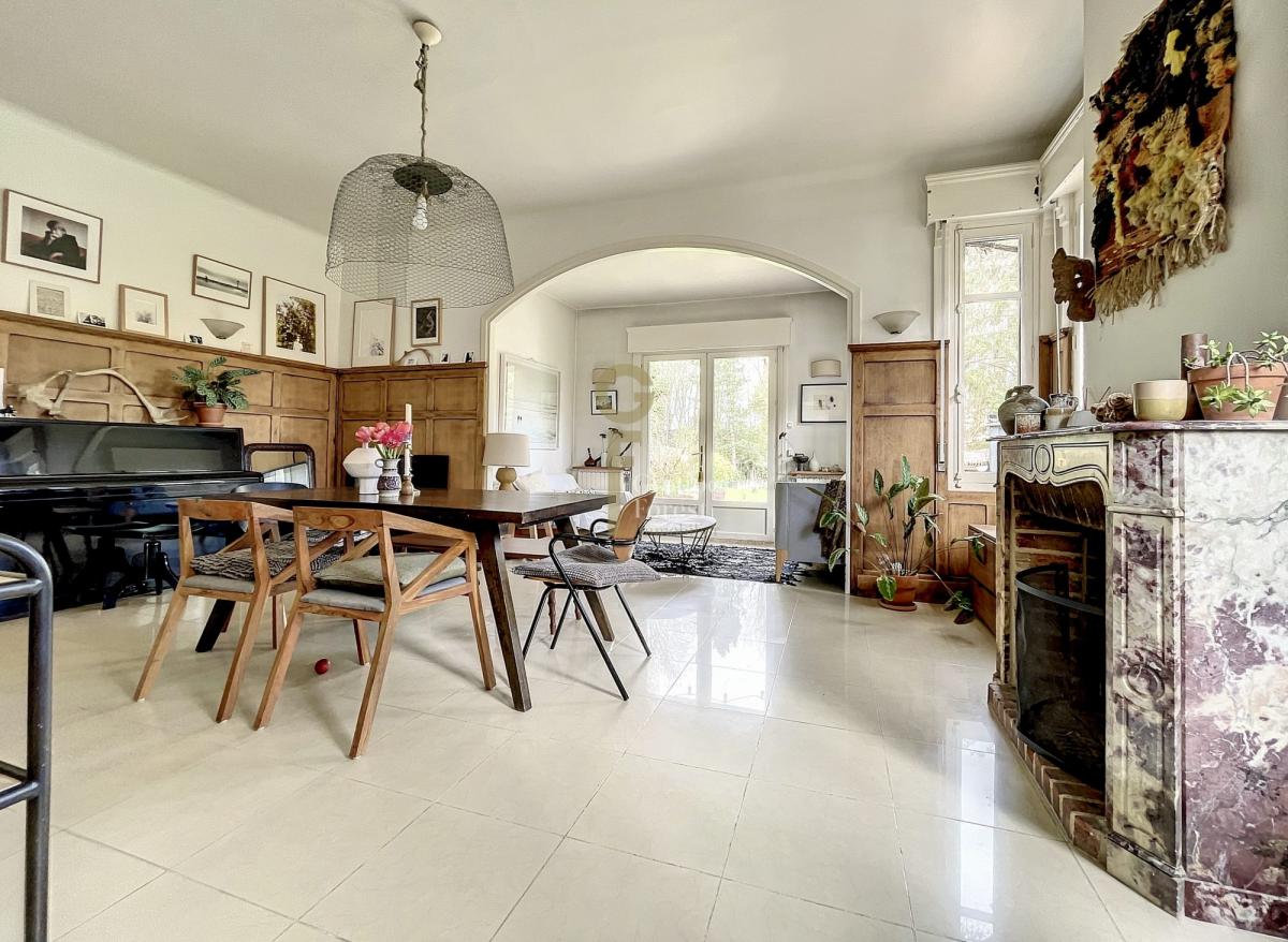 Semi plain pied atypique avec 5 chambres et un garage